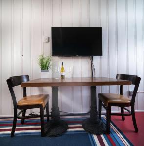 Μια τηλεόραση ή/και κέντρο ψυχαγωγίας στο Surfside Inn Chatham