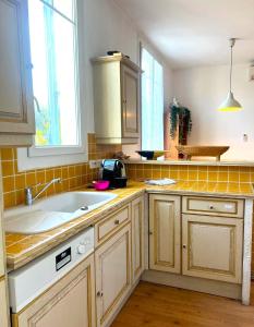 Kuchyň nebo kuchyňský kout v ubytování Villa paisible avec wifi, piscine et jardin