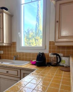 Kuchyň nebo kuchyňský kout v ubytování Villa paisible avec wifi, piscine et jardin