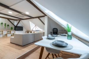 特伦钦B-Home Apartments - Štýlový podkrovný apartmán 74 m2的客厅里有一张白色的桌子和椅子
