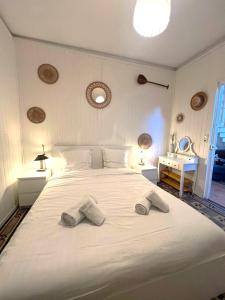 Postel nebo postele na pokoji v ubytování Villa paisible avec wifi, piscine et jardin