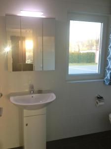 ein Badezimmer mit Waschbecken und Fenster in der Unterkunft Ferienwohnung in Patzig mit Großer Terrasse in Patzig