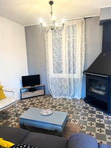 TV a/nebo společenská místnost v ubytování Villa paisible avec wifi, piscine et jardin