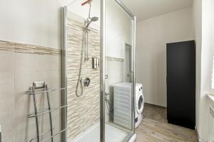 um banheiro com chuveiro e porta de vidro em Milano Malpensa 2 min - Suite With Wifi, AC, Free Park em Cardano al Campo mais 67 fotografias