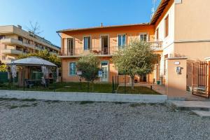 uma casa com um quintal com uma mesa e um guarda-chuva em Milano Malpensa 2 min - Suite With Wifi, AC, Free Park em Cardano al Campo