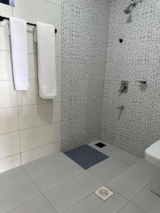 Ένα μπάνιο στο Lakeview Apartments - Serene Mustard +27 φωτογραφίες