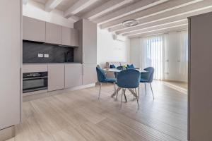 eine Küche und ein Esszimmer mit Tisch und Stühlen in der Unterkunft Apartment-Boutique Stella in Cittadella