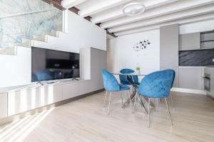ein Esszimmer mit blauen Stühlen und einem Tisch in der Unterkunft Apartment-Boutique Stella in Cittadella
