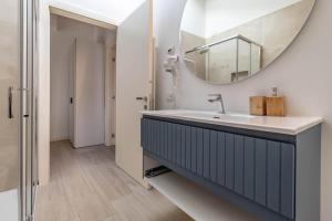 ein Badezimmer mit Waschbecken und Spiegel in der Unterkunft Apartment-Boutique Stella in Cittadella + 29 Fotos