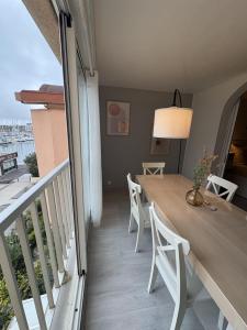 En balkon eller terrasse på Spacieux duplex sur le port