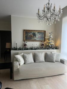 ein Wohnzimmer mit einer Couch und einem Weihnachtsbaum in der Unterkunft Casa Lazzarini luxury apartment in Pesaro