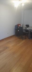 浦耳Cozy house的一间铺有木地板的带桌椅的用餐室