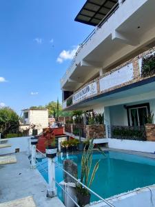 una vista de un edificio con piscina en Hotel Casa Maximiliano, en Tepoztlán