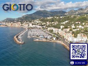 Vue aérienne d'une ville sur l'eau dans l'établissement Charmant Studio avec Mezzanine, Climatisé, au Cœur de Menton, Proche Plages et Commerces - FR-1-196-300, à Menton 8 autres photos