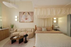 ein Schlafzimmer mit Bett und ein Wohnzimmer in der Unterkunft Lebatriu in Hanoi