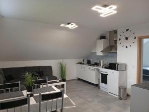 Sveti Jurij ob ŠčavniciApartment Jamna - FREE ticket Bioterme的配有沙发和桌子的厨房和客厅