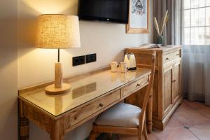 a wooden desk with a lamp and a lamp at Meliá Sol y Nieve in Sierra Nevada