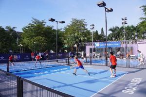 Tenis a/nebo squash v ubytování Sunglow Hotel nebo okolí