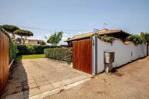 une maison avec une porte en bois et une clôture dans l'établissement Villa Leo, à Terracine