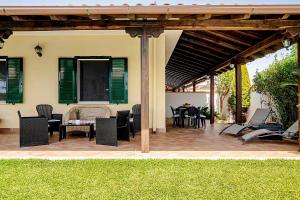 un patio avec des chaises et une table devant une maison dans l'établissement Villa Leo, à Terracine