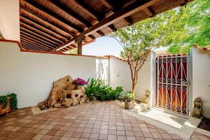 une terrasse extérieure avec un portail et un arbre dans l'établissement Villa Leo, à Terracine 23 autres photos