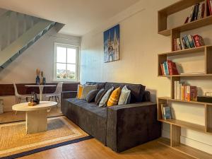 un soggiorno con un divano e un tavolo di Duplex T3 en centre-ville avec très belle vue a Chartres