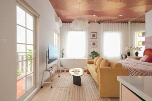 ein Wohnzimmer mit einem Sofa und einer Badewanne in der Unterkunft Lebatriu in Hanoi