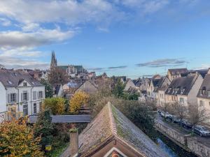 vista su una città con case e chiesa di Duplex T3 en centre-ville avec très belle vue a Chartres