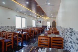 une salle à manger avec des tables et des chaises en bois dans l'établissement Sukoon Inn Hotel & Restaurant, à Someshwar 30 autres photos