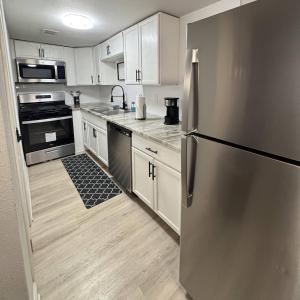 Η κουζίνα ή μικρή κουζίνα στο 1 DT Dallas l FIFA WORLD CUP READY l 5 Min from Love Field