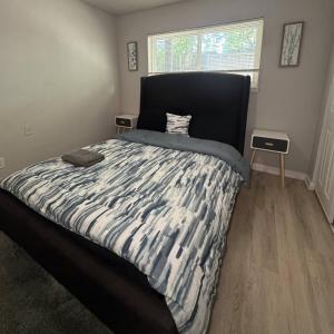 Ένα ή περισσότερα κρεβάτια σε δωμάτιο στο 1 DT Dallas l FIFA WORLD CUP READY l 5 Min from Love Field