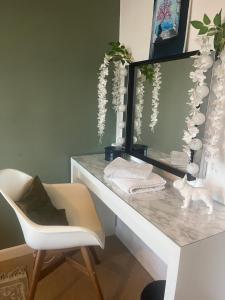 einen Schreibtisch mit einem Stuhl und einem Spiegel in der Unterkunft Number 42 in Woodstock