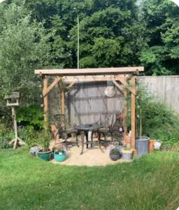 ein Pavillon in einem Hof mit Topfpflanzen in der Unterkunft Number 42 in Woodstock