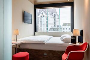 Una cama o camas en una habitación de citizenM Rotterdam