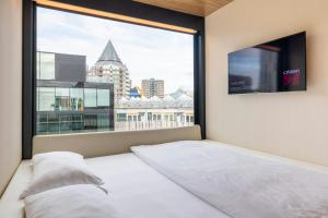 Una cama o camas en una habitación de citizenM Rotterdam 33 fotos más