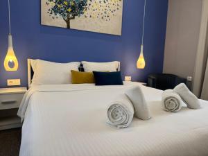 Ένα ή περισσότερα κρεβάτια σε δωμάτιο στο IRIS Garden Rooms