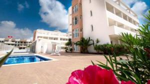 a building with a swimming pool in front of a building at Résidence Saradon La Zenia Boulevard in Los Dolses