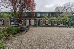 东卡佩勒兰杜因酒店的一栋前面有招牌的建筑物