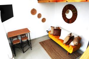 Una sala de estar con un sofá amarillo y una mesa. en Vive Bayahibe a Pasos de la Playa by Caribbean Paradise Rentals, en Bayahibe 8 fotos más