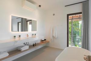 Koupelna v ubytování CASA DEI FIAMMINGHI 10&2, Emma Villas + 37 fotografií