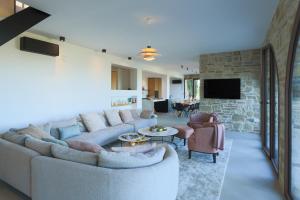 TV a/nebo společenská místnost v ubytování CASA DEI FIAMMINGHI 10&2, Emma Villas