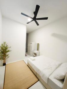 Private Roomstay Shared Home Near KTM Batu Gajah في باتو جاجاه: غرفة بيضاء مع سرير ومروحة سقف