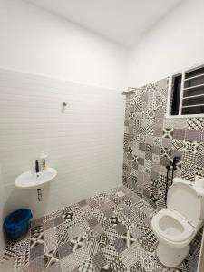 Private Roomstay Shared Home Near KTM Batu Gajah في باتو جاجاه: حمام مع مرحاض ومغسلة