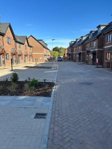 Η γειτονιά γύρω από ή μία γειτονιά κοντά σε αυτό το δωμάτιο σε οικογενειακή κατοικία