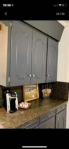 拉斐特4BR Downtown Lafayette-Garden Parking Walk to Arts District的配有白色橱柜和台面的厨房