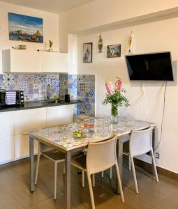 Μια τηλεόραση ή/και κέντρο ψυχαγωγίας στο Appartamento fronte mare Taormina - relax e posizione top