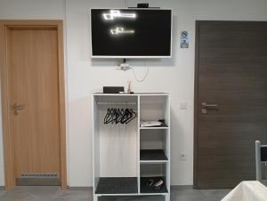 Sveti Jurij ob ŠčavniciApartment Jamna - FREE ticket Bioterme的墙上挂着电视的客厅