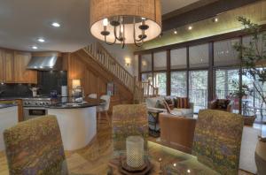 eine Küche und ein Wohnzimmer mit Tisch und Stühlen in der Unterkunft Tamarron PineCone 854 in Durango
