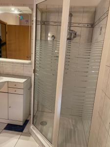 eine Dusche mit Glastür im Badezimmer in der Unterkunft Ferienwohnung Heidi in Prien am Chiemsee