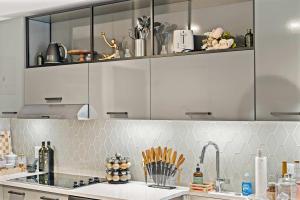 Kuchyň nebo kuchyňský kout v ubytování Boston Family Suite with Pool and Gym how lovely